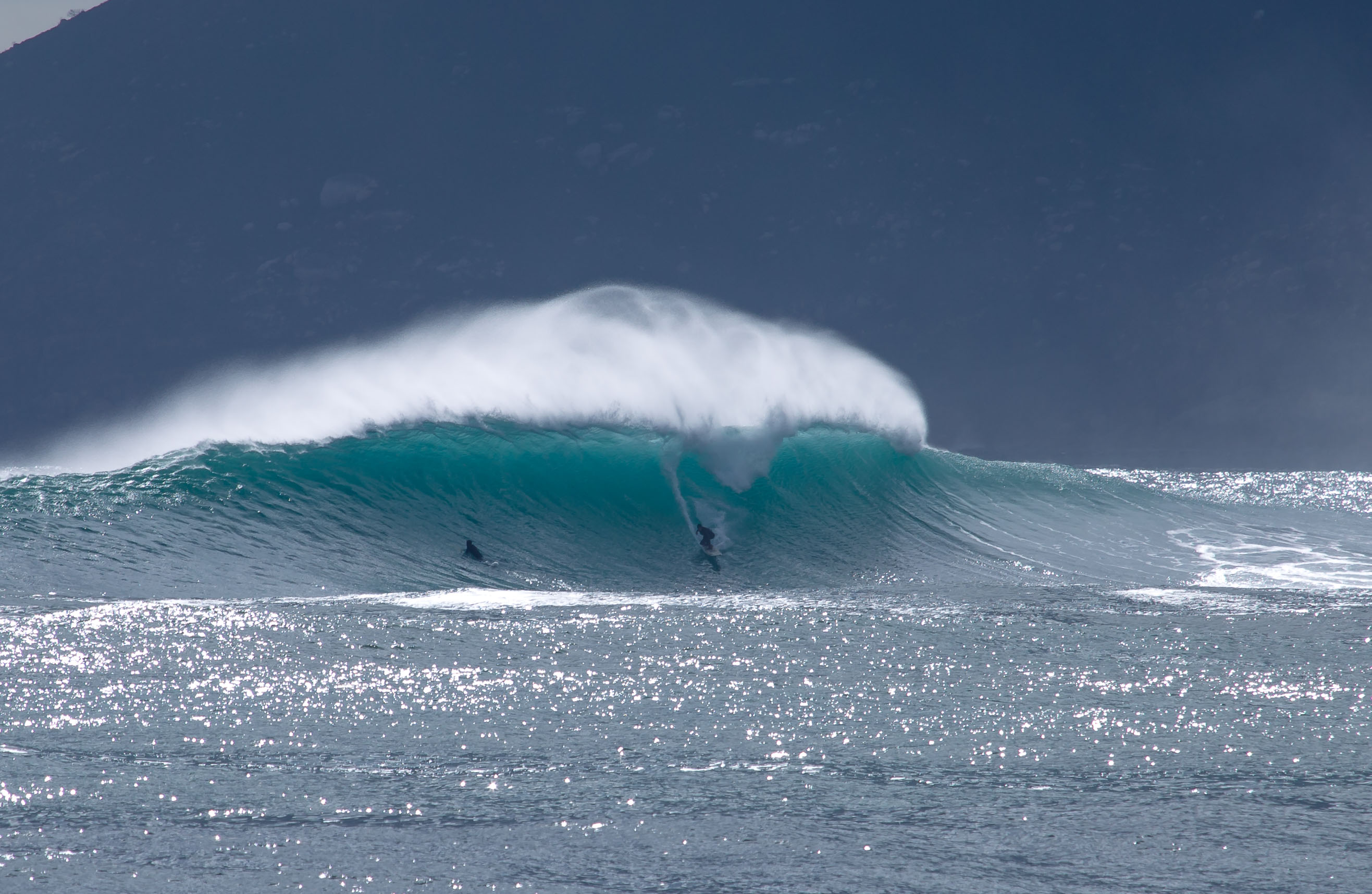 Freeranger Khaya Pullen putting the 6-Foot Rule into action, surfing a large wave
